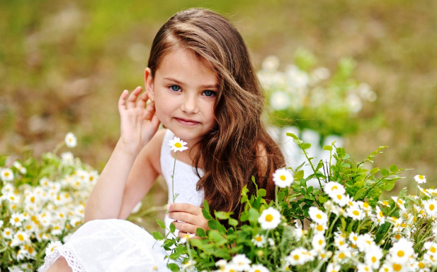 طفلة تعشق الزهور